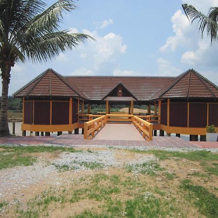 Green Village Pasir Salak Eco River Resort Kampung Gajah  Kültér fotó